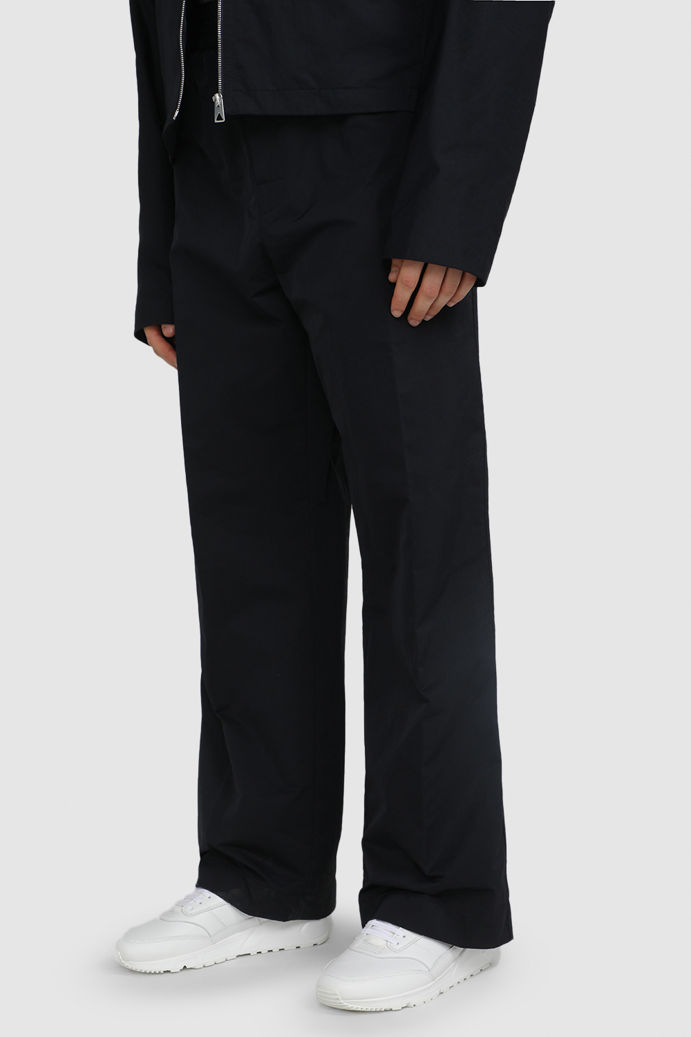 תמונת כל הלוק של נעלי סניקרס באמפ